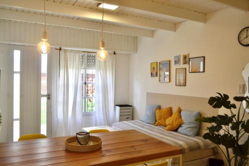 a bedroom with a bed and a wooden table at Loft Amarillo in Tandil