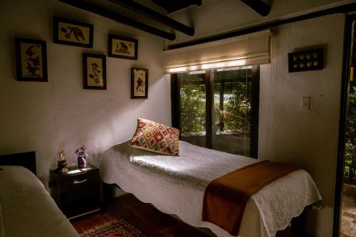 a bedroom with a bed and a window at Posada la Serena in Villa de Leyva