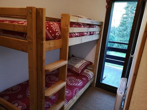 2 łóżka piętrowe w pokoju z oknem w obiekcie Duo Des Alpages vue exceptionnelle sur le Mont Blc w mieście Saint-Gervais-les-Bains