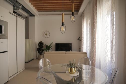 sala de estar con mesa de cristal y sofá en HGB CATHEDRAL, en Alicante