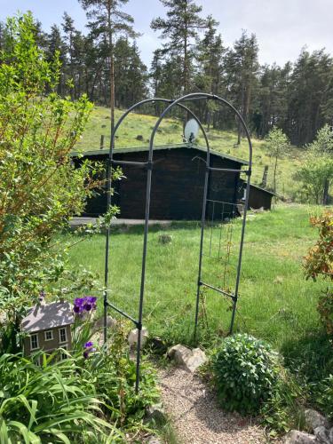 una puerta de jardín en medio de un patio en Petit chalet pour amoureux de la nature au « Domaine de Tara » en Gréolières