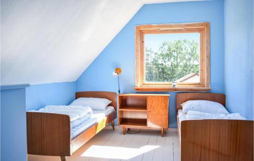 Habitación con 2 camas y ventana en Lovely Home In Fjelberg With Wifi, 
