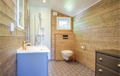 y baño con lavabo y aseo. en Lovely Home In Fjelberg With Wifi, 