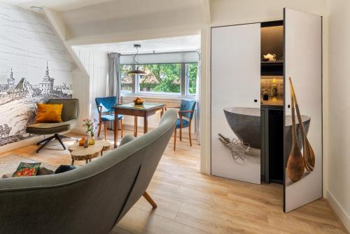 ein Wohnzimmer mit einem Sofa und einem Tisch in der Unterkunft Bed & Breakfast - Gallery 't Speelhuys in Breda