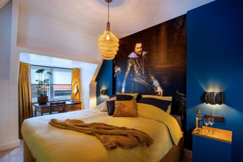 ein Schlafzimmer mit einem großen Bett und einem Gemälde an der Wand in der Unterkunft Bed & Breakfast - Gallery 't Speelhuys in Breda