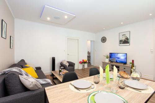 un salon avec une table et un canapé dans l'établissement Le Green St Léon : Lit Queen Size * WIFI * Idéal Couple, à Colmar