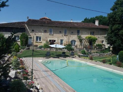 una casa con una piscina di fronte di La porte dorée... a Saint-Nicolas-de-la-Grave
