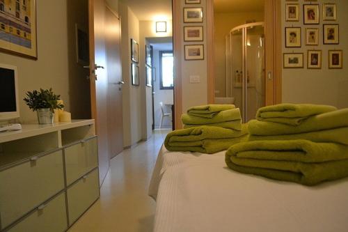 Una habitación con una cama con toallas verdes. en La Salvia e Il Lampone, en Pove del Grappa
