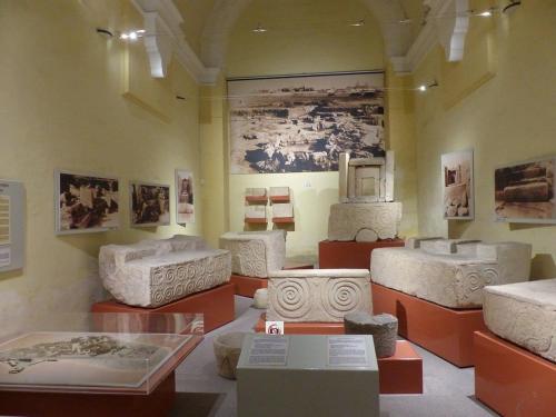 una habitación con muchos artefactos expuestos en un museo en Valletta Door en Floriana