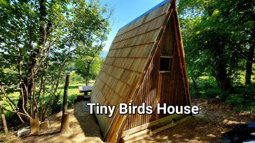 una casita de pájaros diminutos con las palabras casita de pájaros diminutos en Natural Cottage Glamping Eco-Tiny House, en Škocjan