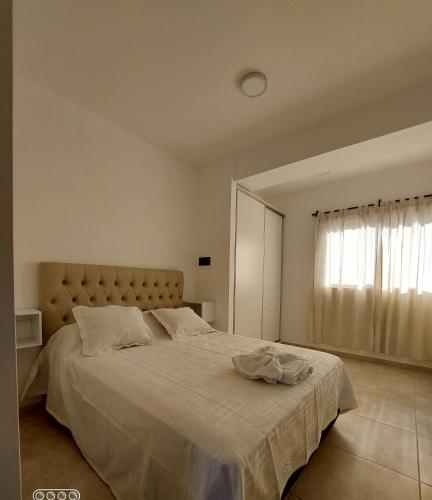 ein Schlafzimmer mit einem großen Bett und einem großen Fenster in der Unterkunft DUPLEX 2 in San Fernando del Valle de Catamarca