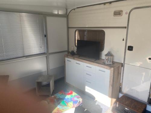 een interieur van een rv met een flatscreen-tv bij Wohnwagen N071 Wulfener Hals in Fehmarn