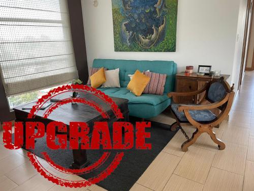 sala de estar con sofá verde y cinta roja en 2 Rooms, 1 King Size bed, 64" Smart HDTV, en Guatemala