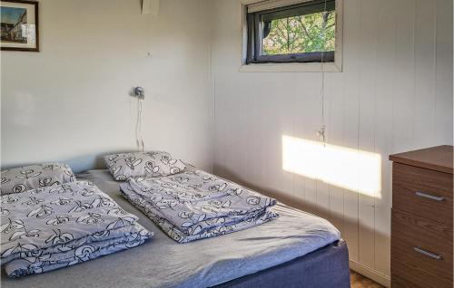 的住宿－Beautiful Home In Hol I Tjeldsund With Wifi，一张床上有两个枕头的房间