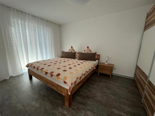 1 dormitorio con cama y ventana grande en Ferienwohnung Lis, en Bermatingen