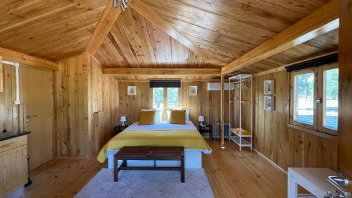 - une chambre avec un lit dans une cabane en bois dans l'établissement Suspended Wooden House - Monte da Cortiça, à Águas de Moura