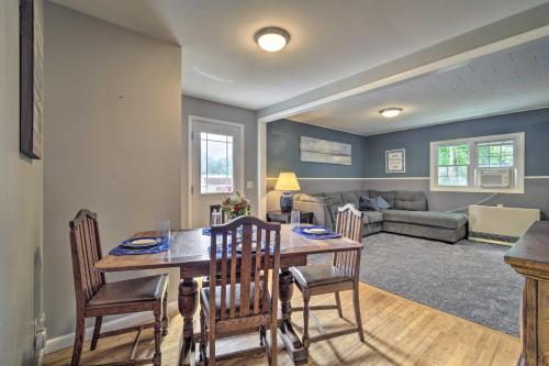 Χώρος καθιστικού στο Peaceful Finger Lakes Apartment with Patio!