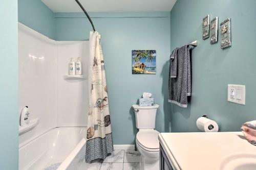 Ένα μπάνιο στο Peaceful Finger Lakes Apartment with Patio!