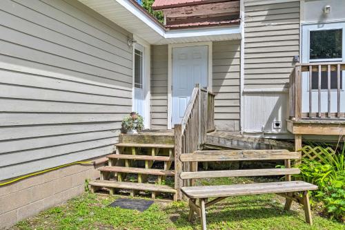 Κήπος έξω από το Peaceful Finger Lakes Apartment with Patio!
