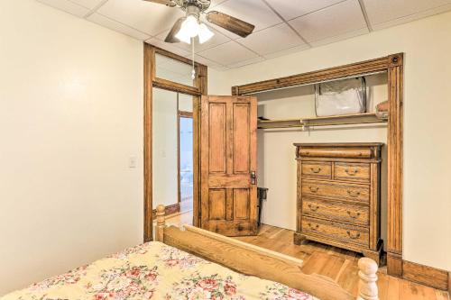 Ein Bett oder Betten in einem Zimmer der Unterkunft Custer Apt in Heart of Town Shop, Dine, Hike
