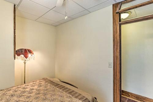 Ein Bett oder Betten in einem Zimmer der Unterkunft Custer Apt in Heart of Town Shop, Dine, Hike