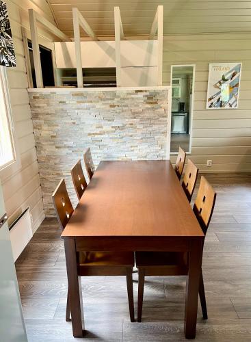 a wooden table and chairs in a room at Hietavilla Pläk in Ruka
