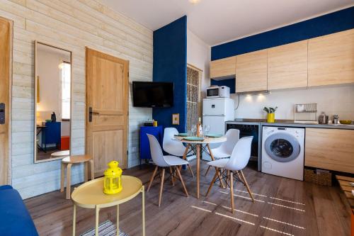 une cuisine et une salle à manger avec une table et des chaises dans l'établissement SOLEIL EN VILLE - Coeur de ville, climatisatisé et au calme plein Sud à 300 m du Port Vieux, à La Ciotat