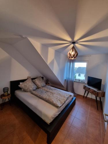 Uma cama ou camas num quarto em Sternenhimmel-AW