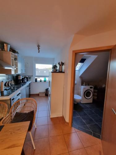 eine kleine Küche mit einer Spüle und einer Mikrowelle in der Unterkunft Sternenhimmel-AW in Bad Neuenahr-Ahrweiler
