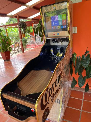 a video game room with a video game arcade at Finca campestre en Mesitas del Colegio in La María