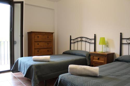 1 dormitorio con 2 camas y vestidor en Casa Marta by CasaTuristica, en Jimera de Líbar