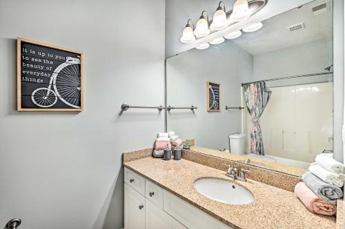 uma casa de banho com um lavatório e um espelho em Beautiful Myrtle Beach Studio with Pool Access! em Myrtle Beach