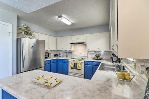Dapur atau dapur kecil di Charming Mountain Home Getaway with Gas Grill!