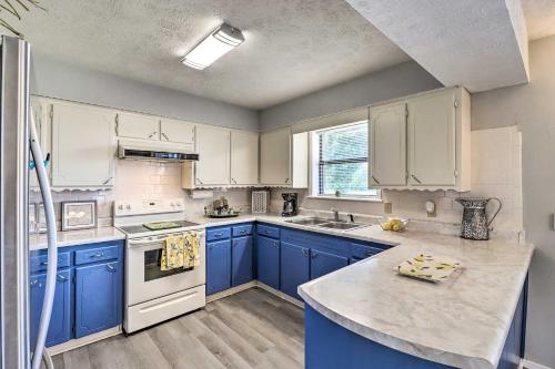 Dapur atau dapur kecil di Charming Mountain Home Getaway with Gas Grill!