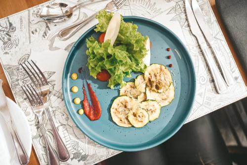 ホテルの敷地内または近くでの食事または食べ物