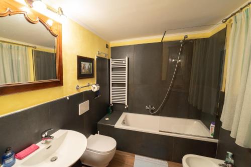 ein Badezimmer mit einem Waschbecken, einer Badewanne und einem WC in der Unterkunft Degli Alessandri Palace in Sassoferrato
