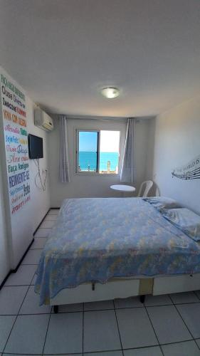 um quarto com uma cama e vista para o oceano em STUDIO EM FORTALEZA NO CONDOMINIO VILA DE IRACEMA em Fortaleza