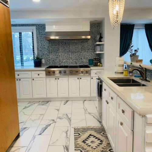 Dapur atau dapur kecil di A Regal Retreat- Exclusive Parking, Prime Location