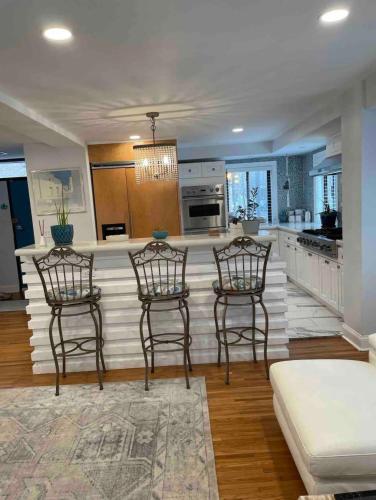 Dapur atau dapur kecil di A Regal Retreat- Exclusive Parking, Prime Location