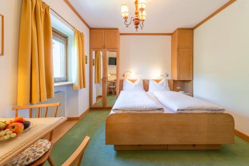 Un pat sau paturi într-o cameră la Haus Oberhofer