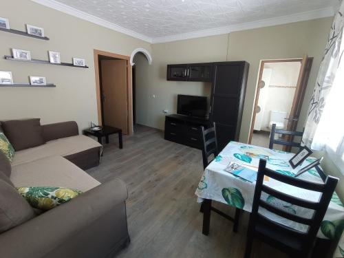 TV a/nebo společenská místnost v ubytování Apartamento, dos dormitorios, tipo ático cerca del centro