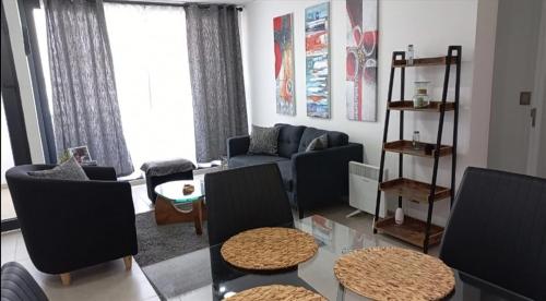 蘭卡瓜的住宿－Departamento Nuevo Premium Hospedaje Rancagua - Centro，客厅配有沙发和桌子