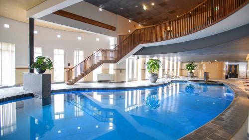 - une grande piscine d'eau bleue dans un bâtiment dans l'établissement Parkhotel Valkenburg, à Fauquemont