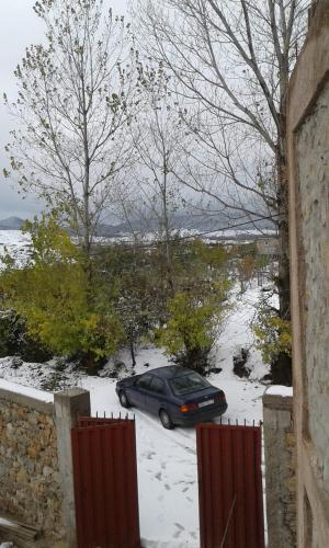 une voiture garée dans un parking dans la neige dans l'établissement Villa Mlak dayat Aoua, à Ifrane