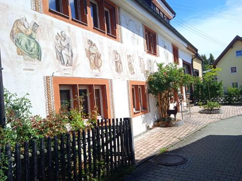 un edificio con pinturas al costado. en der brennerhof en Immendingen
