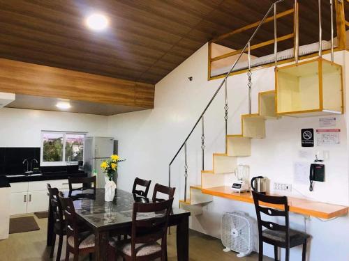 ein Esszimmer und eine Küche mit einem Tisch und Stühlen in der Unterkunft I'M Inn - Iconic Mardini Inn in Sorsogon