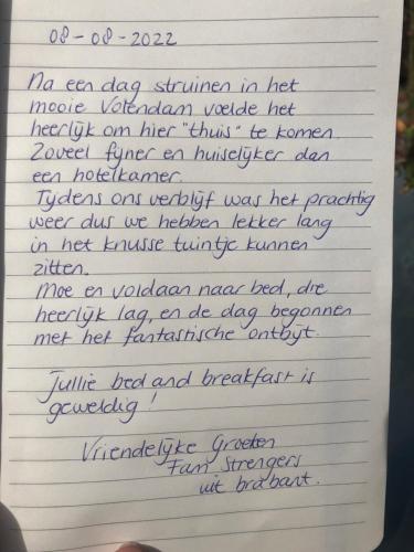 a handwritten letter with handwriting on a piece of paper at B&B CaSandra in Volendam