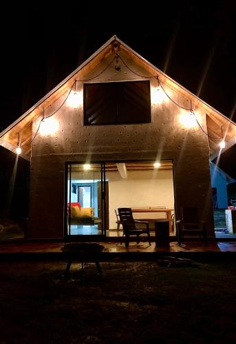 a building with a bench in front of it at night at TOSCANA de Tomine in Guatavita