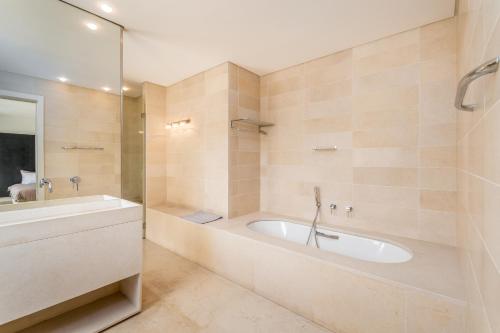 ein Badezimmer mit einer Badewanne und einem Waschbecken in der Unterkunft Spectacular 375 SQM at Mamilla Mall - 4 bedroom in Jerusalem