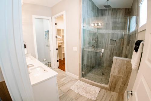 a bathroom with a shower and a sink at Huge4bedr10mintodtownsafe in Nashville